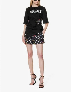 Versace Graphic-pattern Mid-rise Silk Shorts -Reisi Clothing Shop R04185121 BLACKMULTICOLOR ALT01